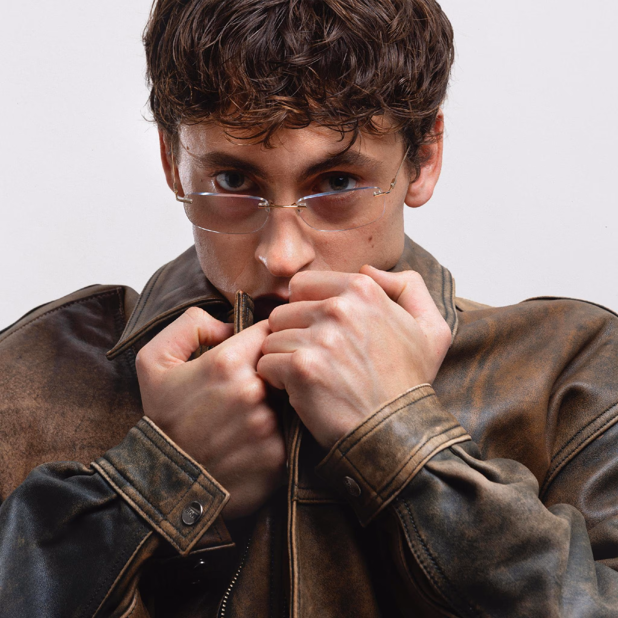 Tredici Pietro, al secolo Pietro Morandi, cantautore rap in gara a Sanremo 2026 con il brano "Uomo che cade"